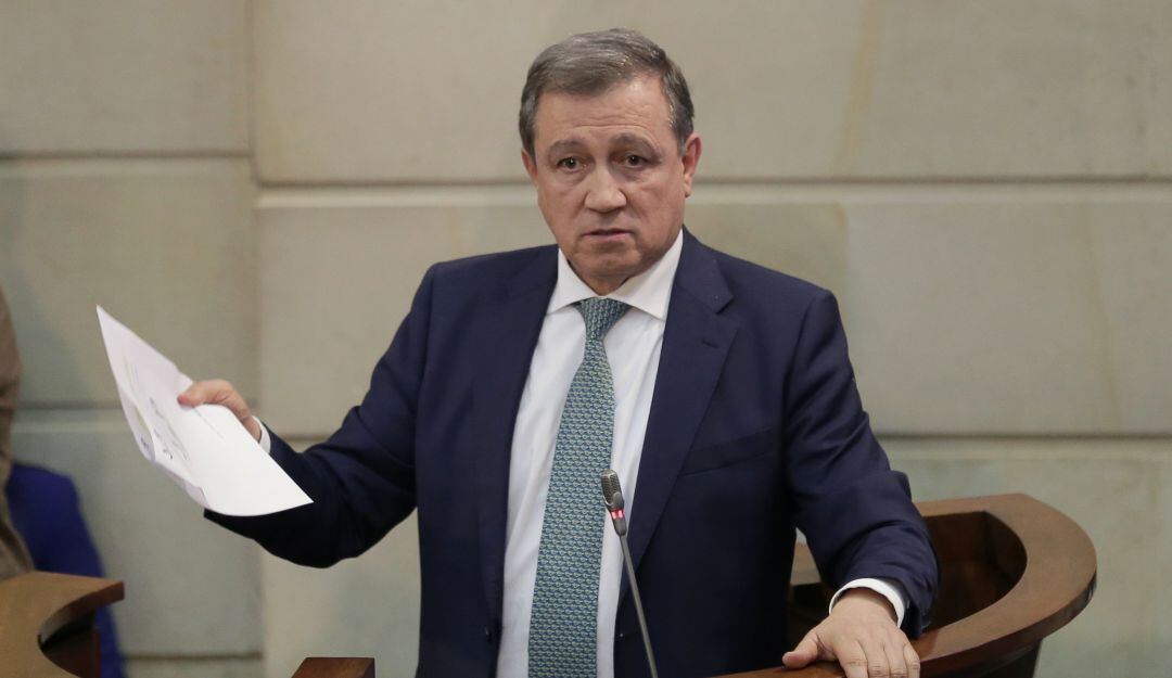 El senador se reunió con el expresidente Álvaro Uribe para anunciarle su determinación