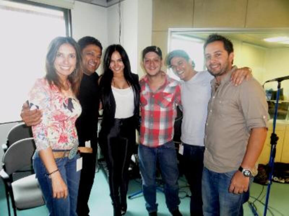 De Izq-Der: Clara Estrada, Frank Solano, invitada, músicos y Carlos Marín.