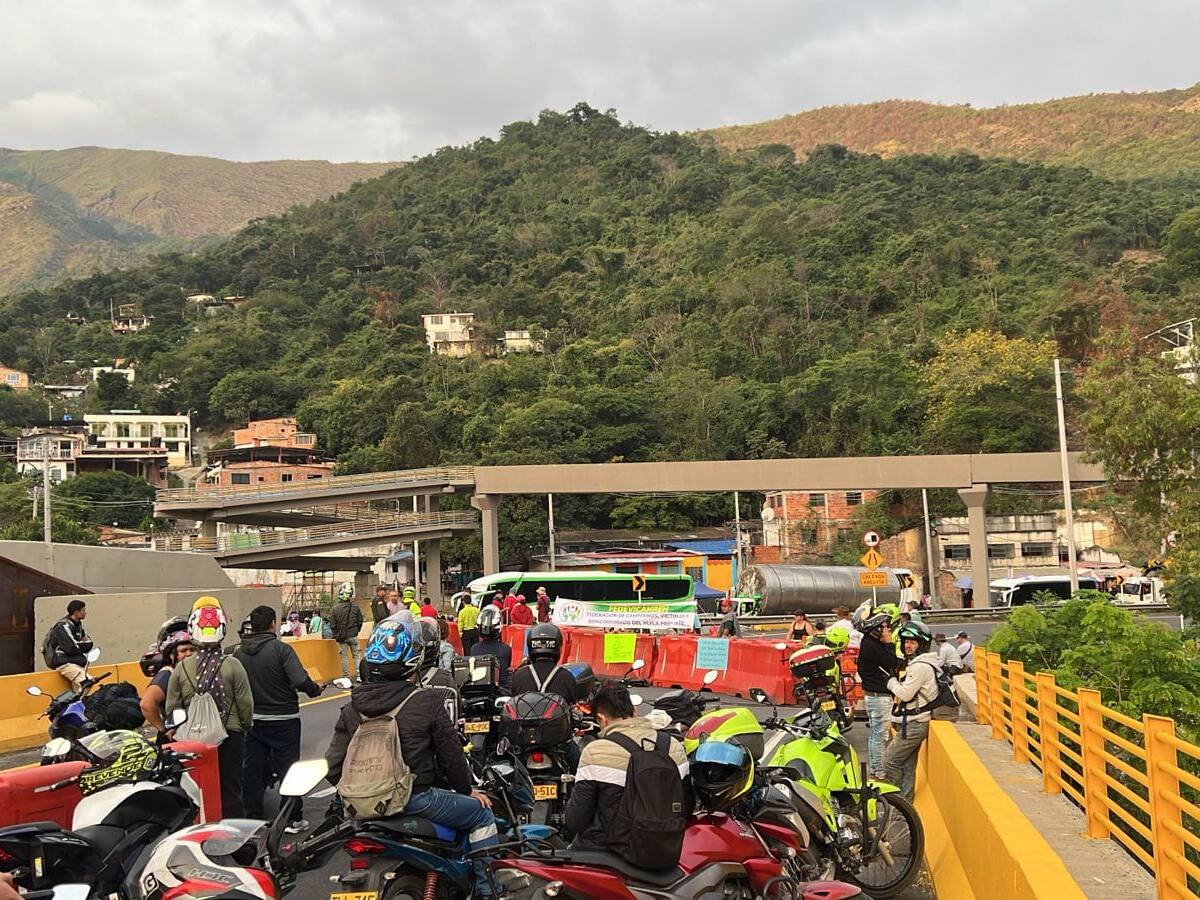 20 días hemos esperado al Gobierno, por eso seguiremos bloqueando vía Melgar-Bogotá: firmante de paz