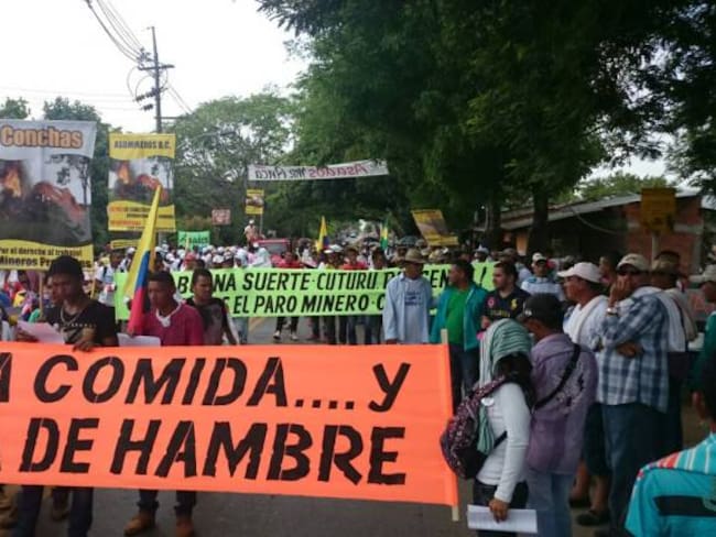 Mineros protestan en el parque principal de Valdivia, Antioquia