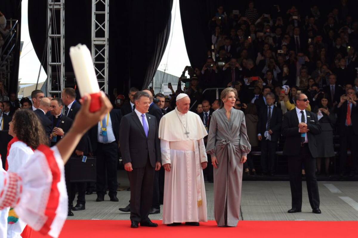 Después de un viaje de 12 horas, el Papa Francisco tocó tierra colombiana. Desde las 4 de la mañana.