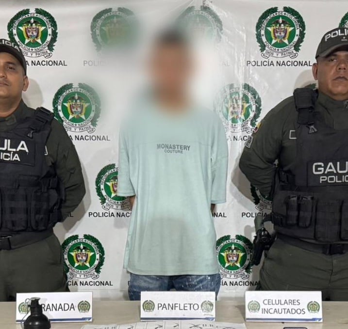 El detenido con granda y panfleto. Foto: cortesía.