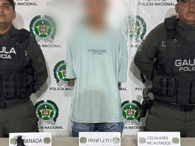 El detenido con granda y panfleto. Foto: cortesía.