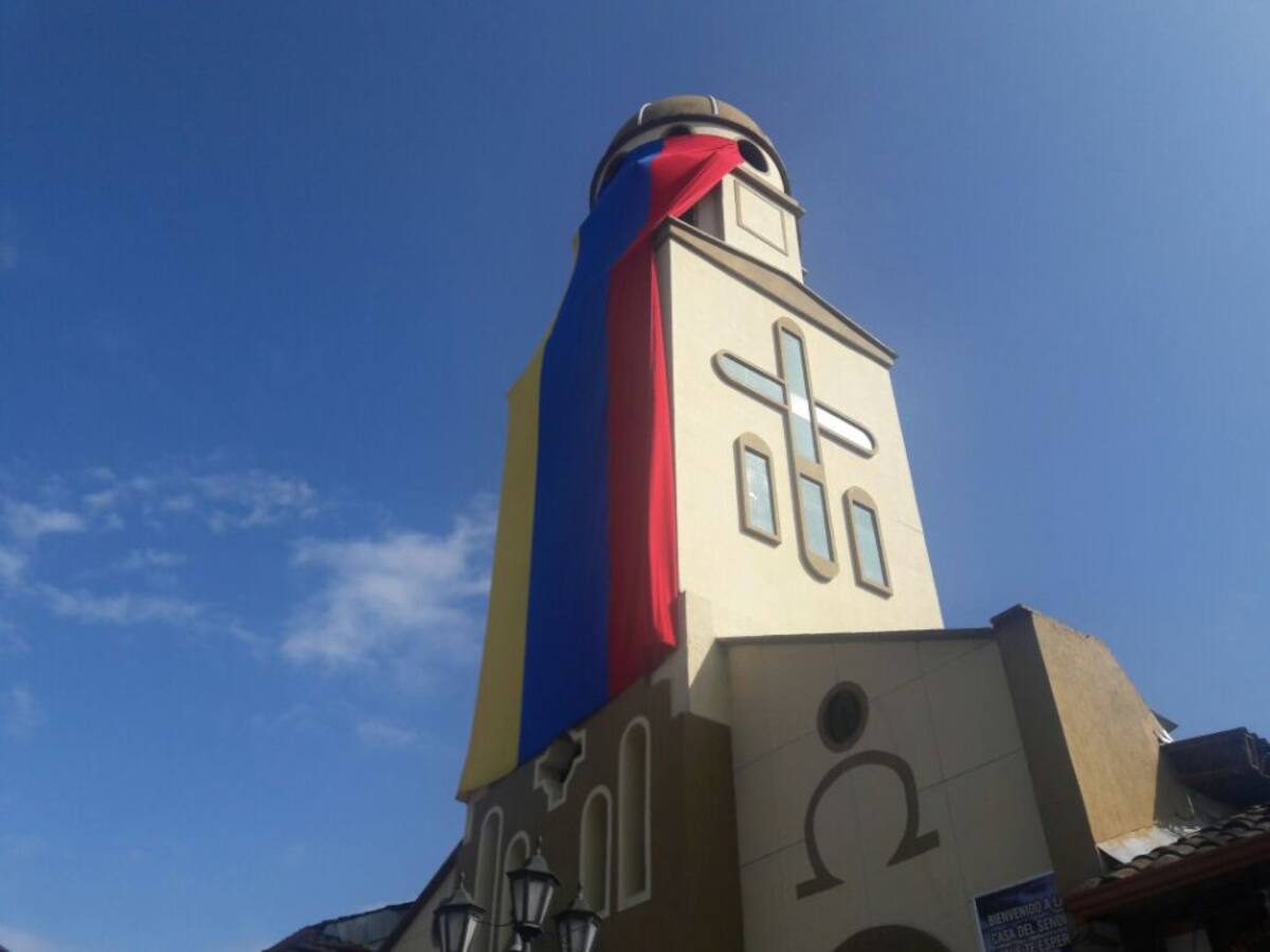 La Iglesia de Salento se vistió con los colores de la bandera de Colombia para recibir a los ciclistas