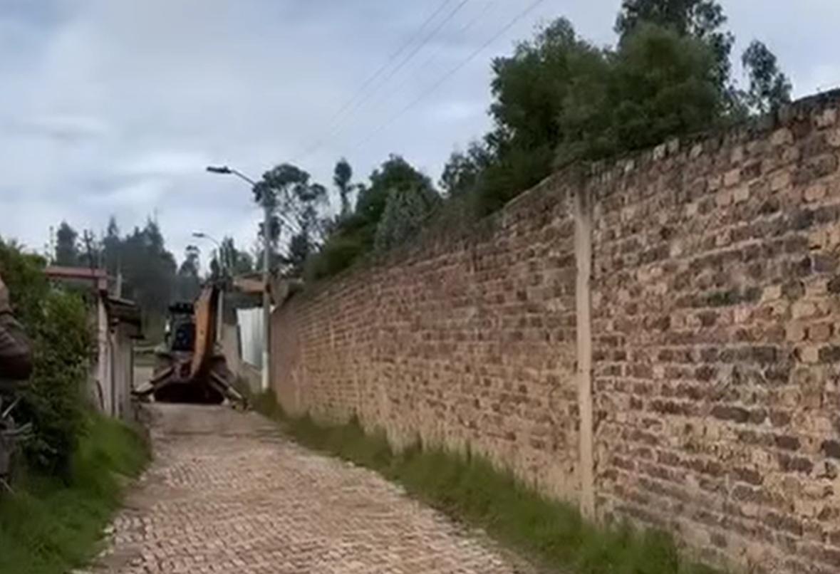 Por el inminente peligro que representaba, el muro fue demolido en noviembre. Foto | Facebook