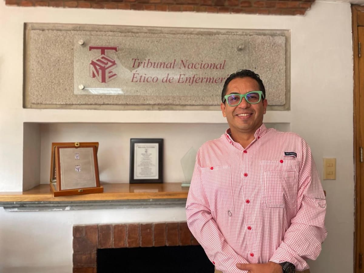 El ibaguereño, Andrés Ramírez, recibió el reconocimiento a la excelencia en enfermería 2026