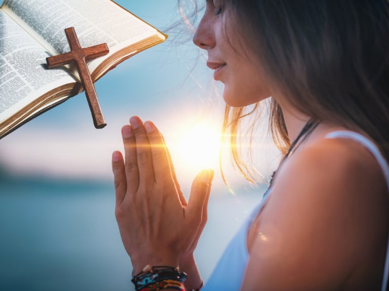 Guía de oraciones en Semana Santa. Foto tomada de Canva