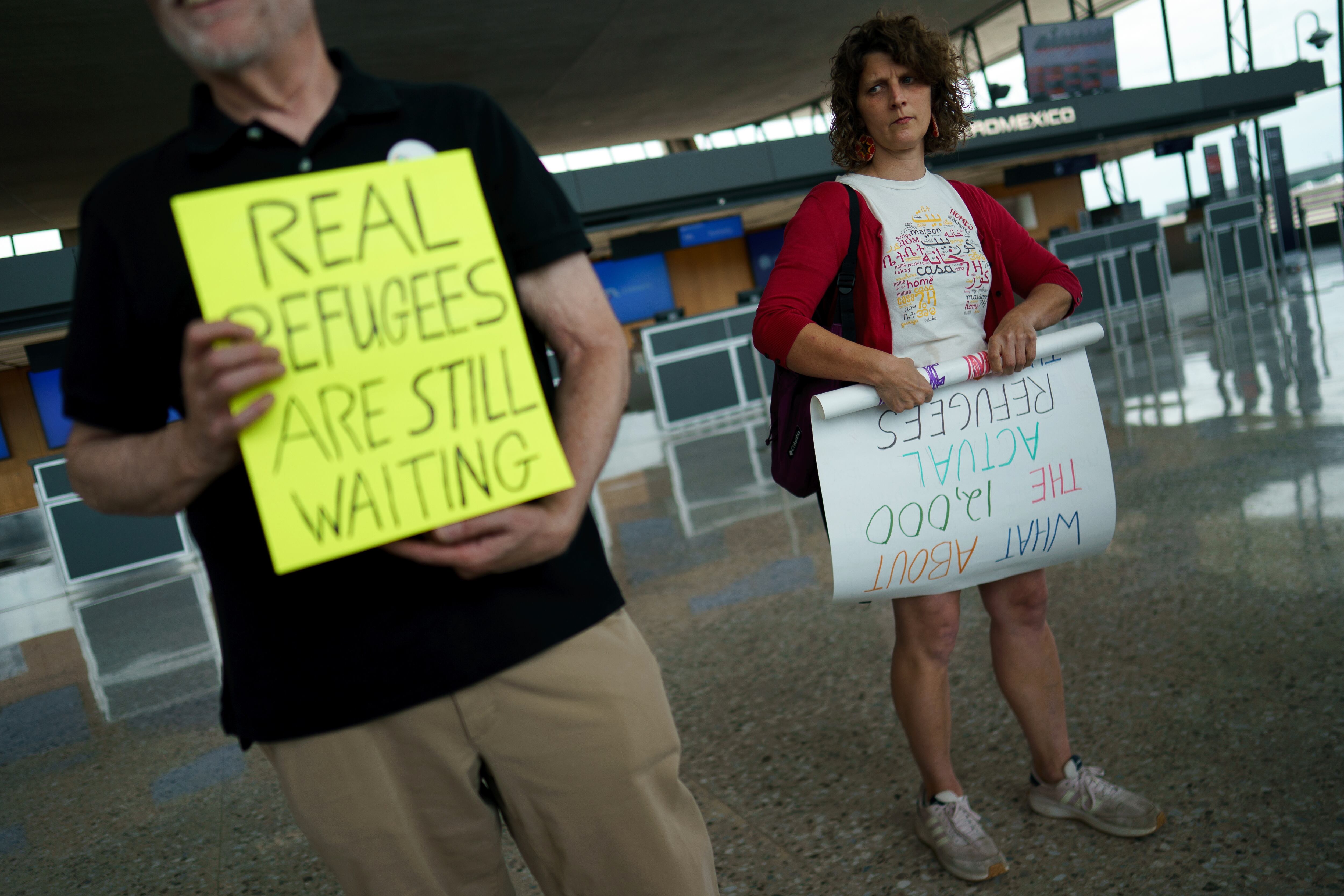 Dulles (United States), 12/05/2025.- Protesters at Dulles International Airport where an Omni Air International charter flight from South Africa landed earlier in the day, in Dulles, Virginia, USA, 12 May 2025. The plane carried South Africans who were granted refugee status under US President Trump's Refugee plan. (Sudáfrica) EFE/EPA/WILL OLIVER