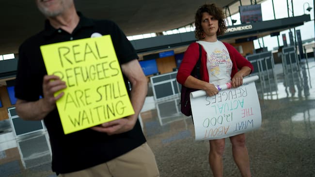 Dulles (United States), 12/05/2025.- Protesters at Dulles International Airport where an Omni Air International charter flight from South Africa landed earlier in the day, in Dulles, Virginia, USA, 12 May 2025. The plane carried South Africans who were granted refugee status under US President Trump's Refugee plan. (Sudáfrica) EFE/EPA/WILL OLIVER
