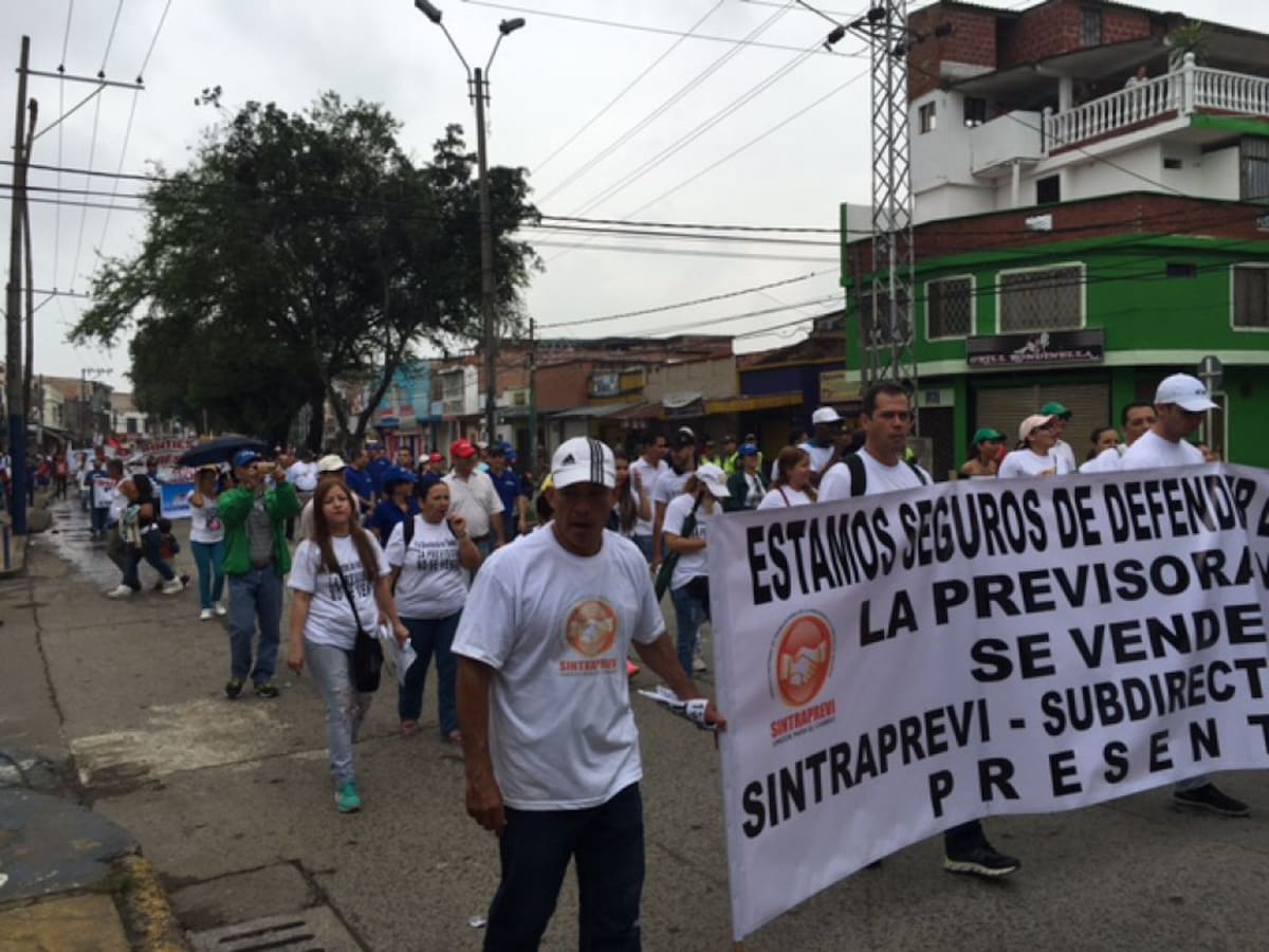 Los sindicatos caleños también se hicieron presentes en las marchas. Banderas, pancartas y consignas se tomaron las calles de la capital del Valle del Cauca.