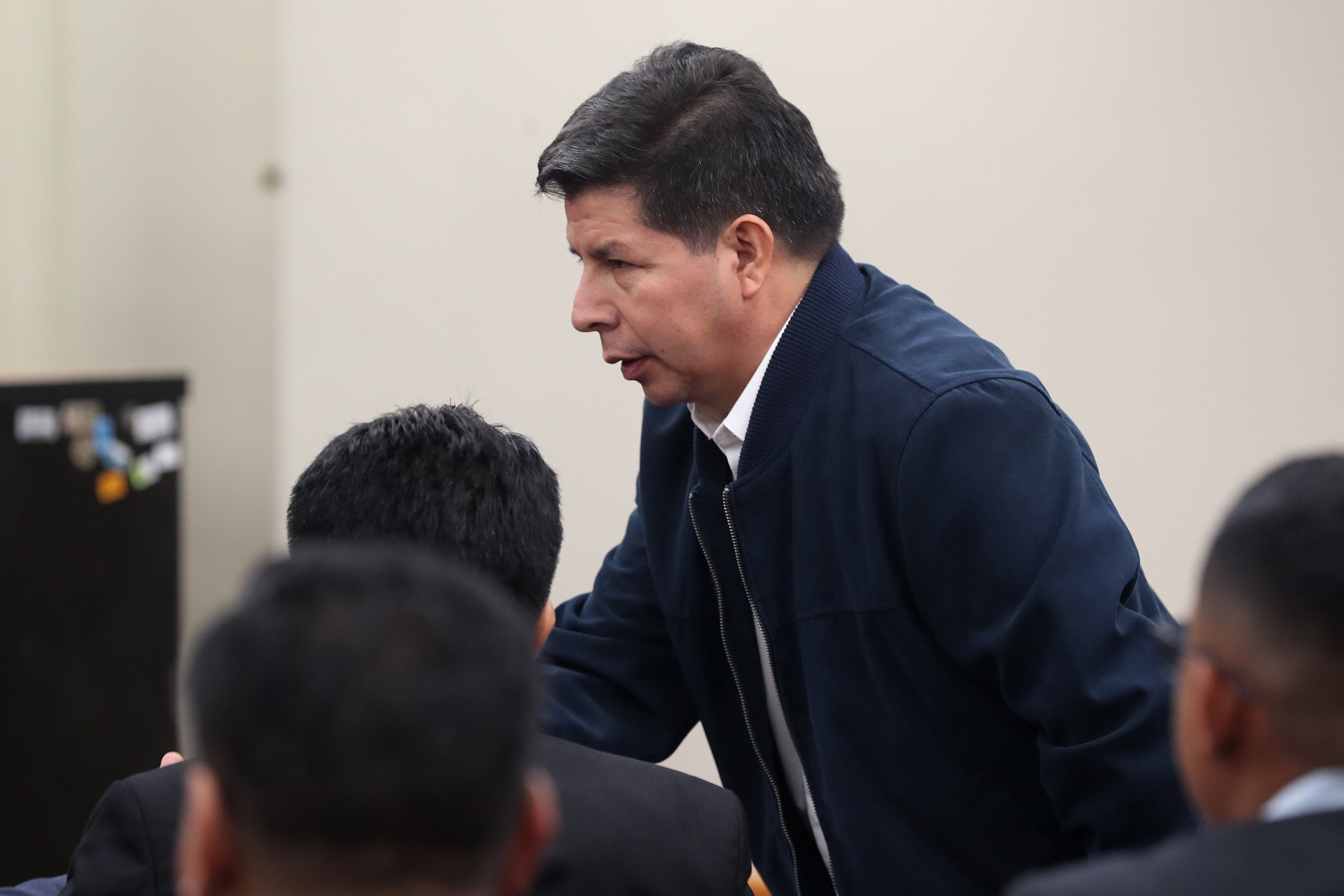 AME3105. LIMA (PERÚ), 27/03/2025.- El expresidente peruano Pedro Castillo (2021-2022) (i), asiste a una audiencia del juicio en el que se le acusa de rebelión este jueves, en Lima (Perú). El excomandante general de la Policía Nacional de Perú (PNP) Raúl Alfaro confirmó que Castillo le ordenó por teléfono cerrar el Congreso y detener a la Fiscal de la Nación durante el fallido golpe de Estado del 7 de diciembre de 2022. EFE/ Paolo Aguilar