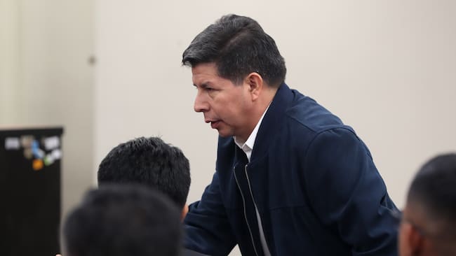 AME3105. LIMA (PERÚ), 27/03/2025.- El expresidente peruano Pedro Castillo (2021-2022) (i), asiste a una audiencia del juicio en el que se le acusa de rebelión este jueves, en Lima (Perú). El excomandante general de la Policía Nacional de Perú (PNP) Raúl Alfaro confirmó que Castillo le ordenó por teléfono cerrar el Congreso y detener a la Fiscal de la Nación durante el fallido golpe de Estado del 7 de diciembre de 2022. EFE/ Paolo Aguilar