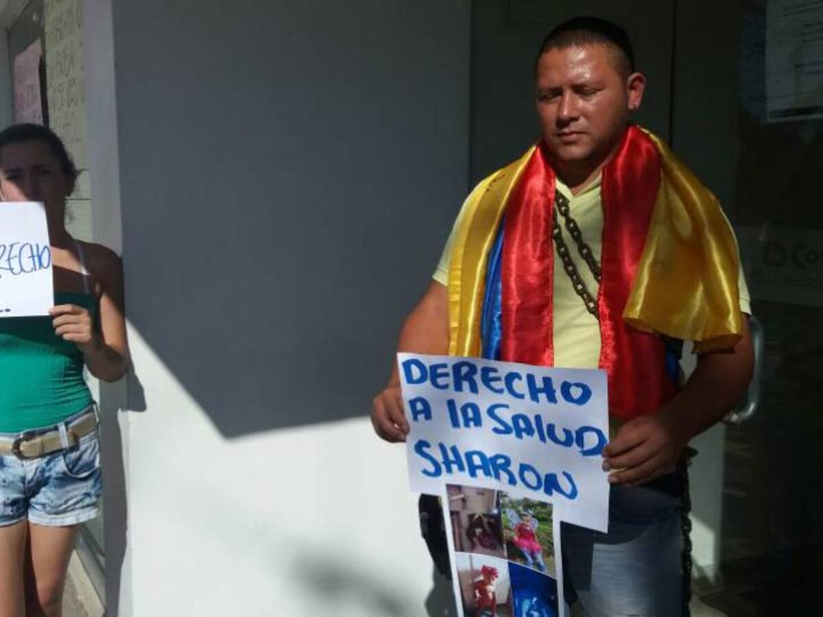Se encadenó a Coomeva para que le autorizaran la atención a su hija