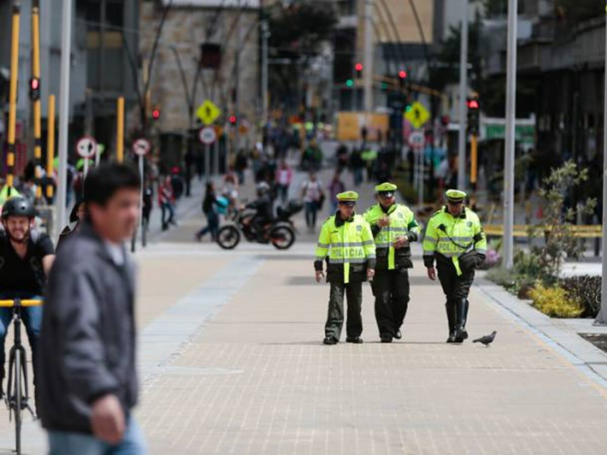 2.500 policías han sido sancionados por estar chateando en la calle
