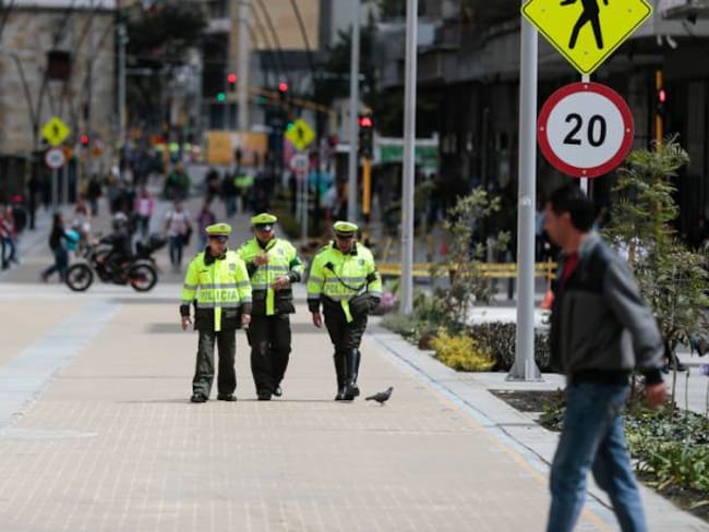 2.500 policías han sido sancionados por estar chateando en la calle