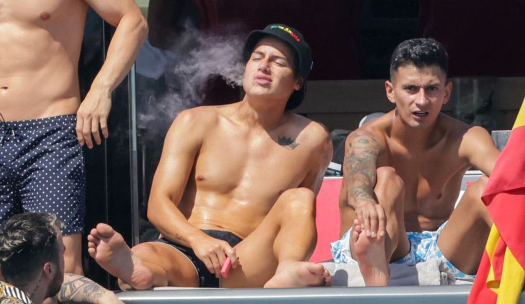 James Rodríguez y Angelott Caro en Ibiza