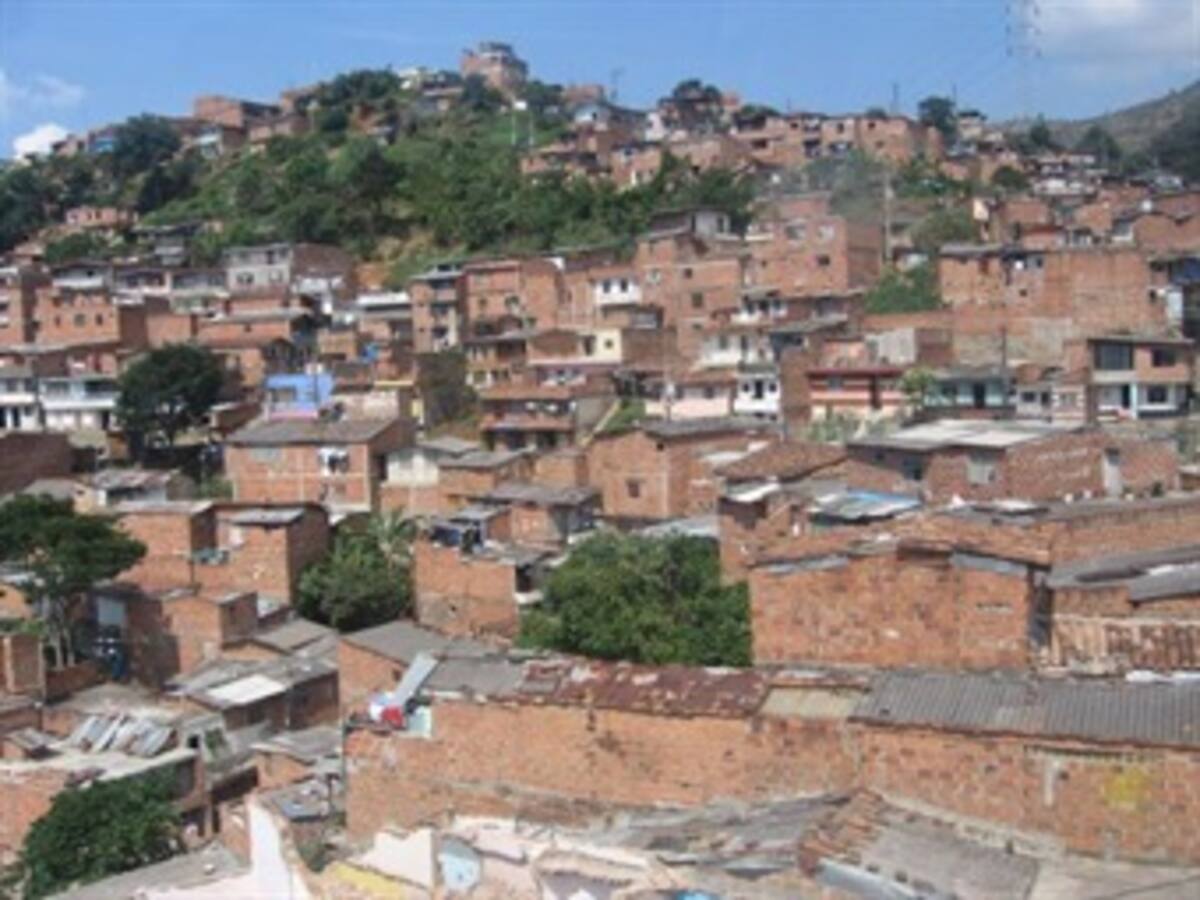 Un policía y 13 civiles capturado por desplazamientos masivos en Medellín