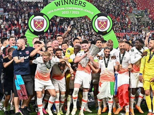 West Ham celebra el título de la Conference League (Photo by Joe Klamar / AFP) / ALTERNATIVE CROP (Photo by JOE KLAMAR/AFP via Getty Images)