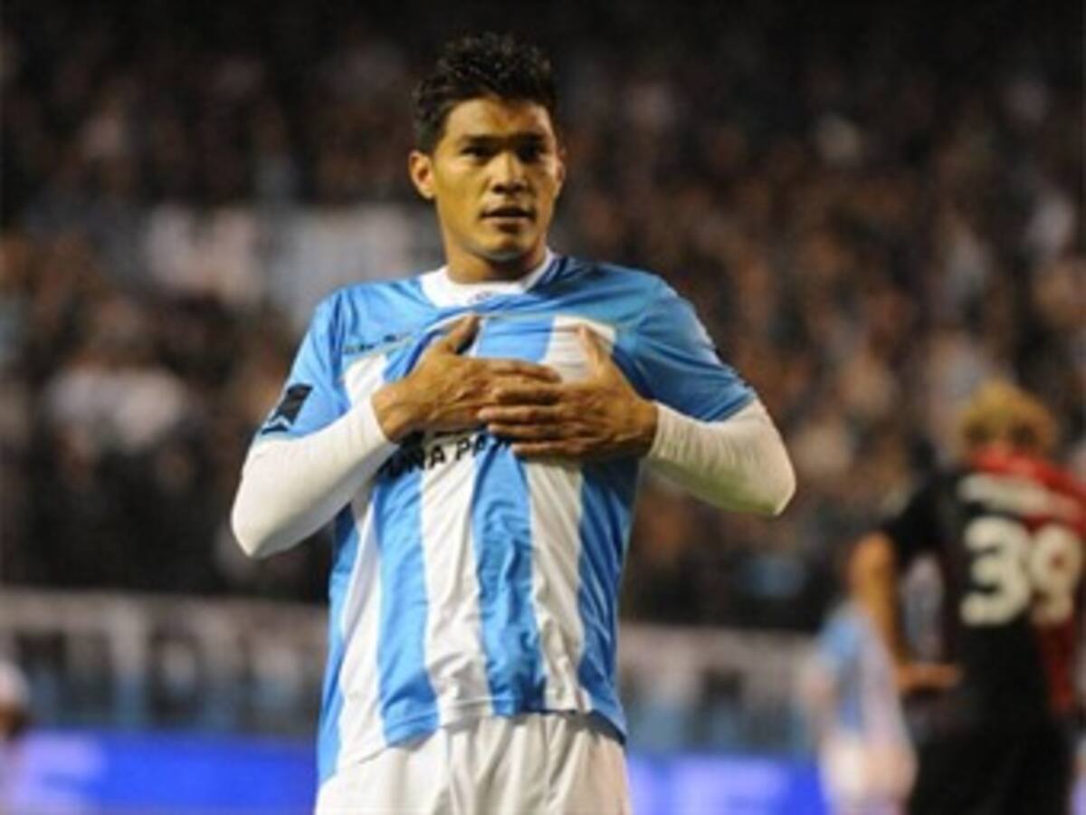 “Teo” Gutiérrez marca gol y es expulsado nuevamente en Racing. El técnico Basile renuncia.