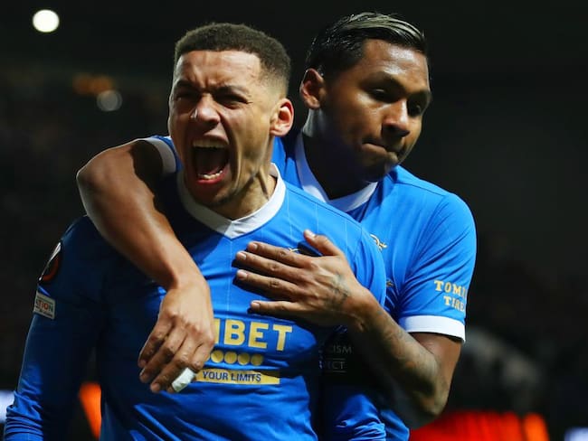 Alfredo Morelos celebra junto a James Tavernier.