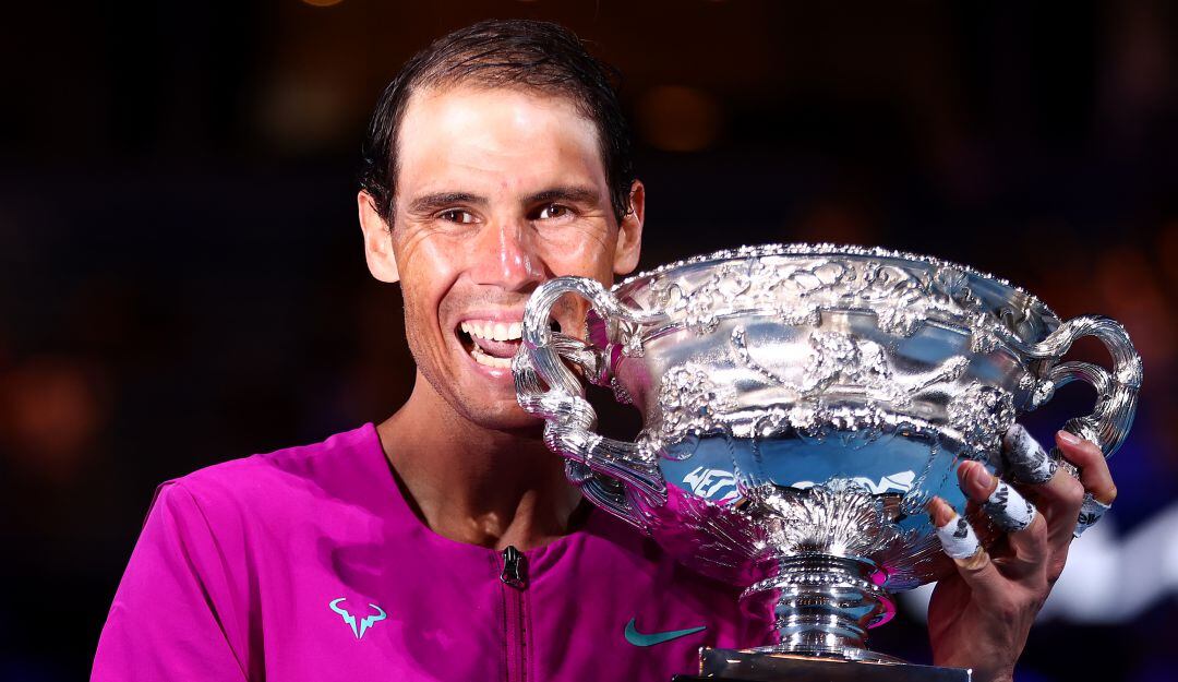 Rafael Nadal festeja con su segundo trofeo del Abierto de Australia y su Grand Slam 21 en su carrera.