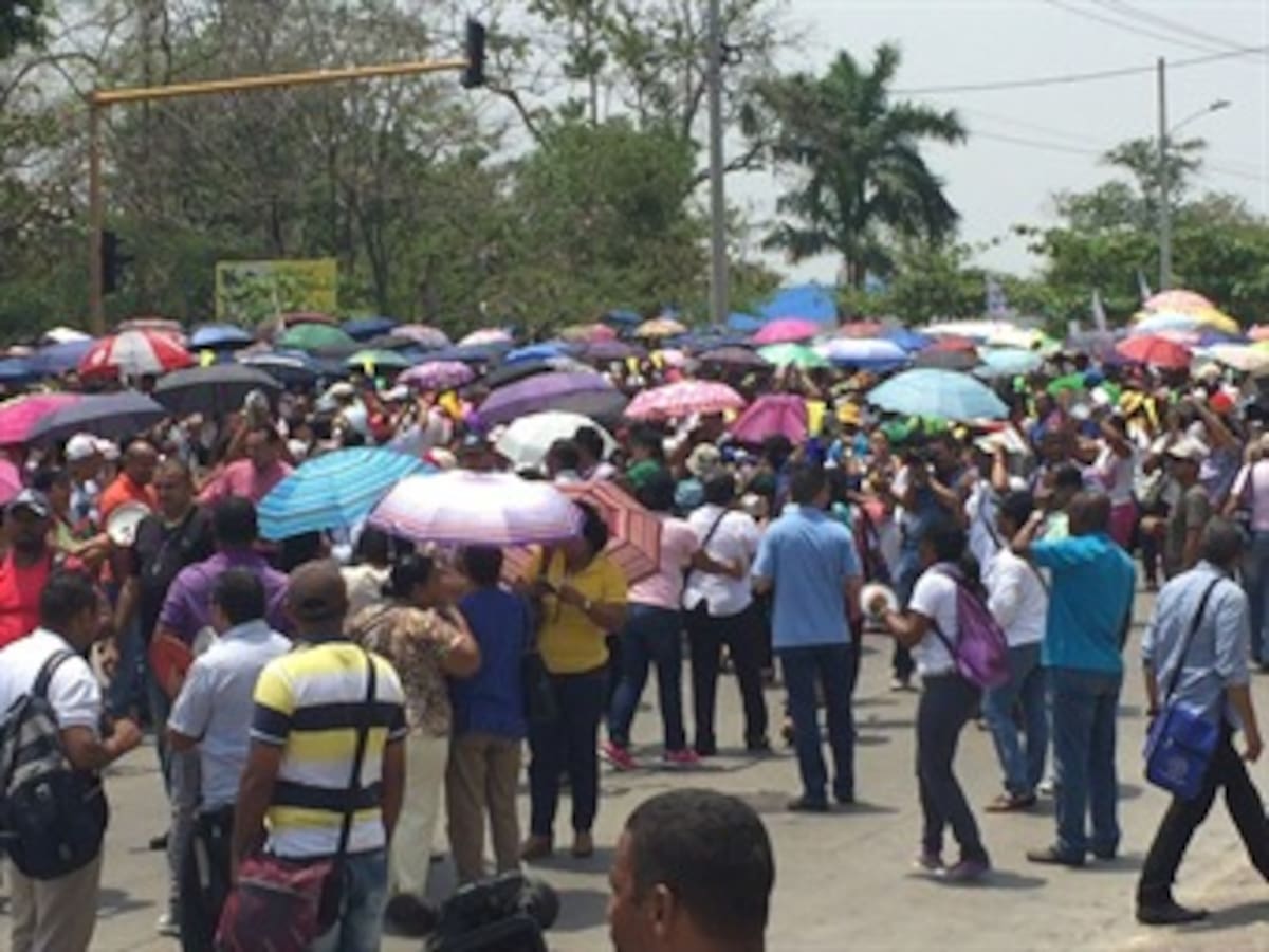Educadores se tomaron las vías con 'cacerolazo' en Cartagena