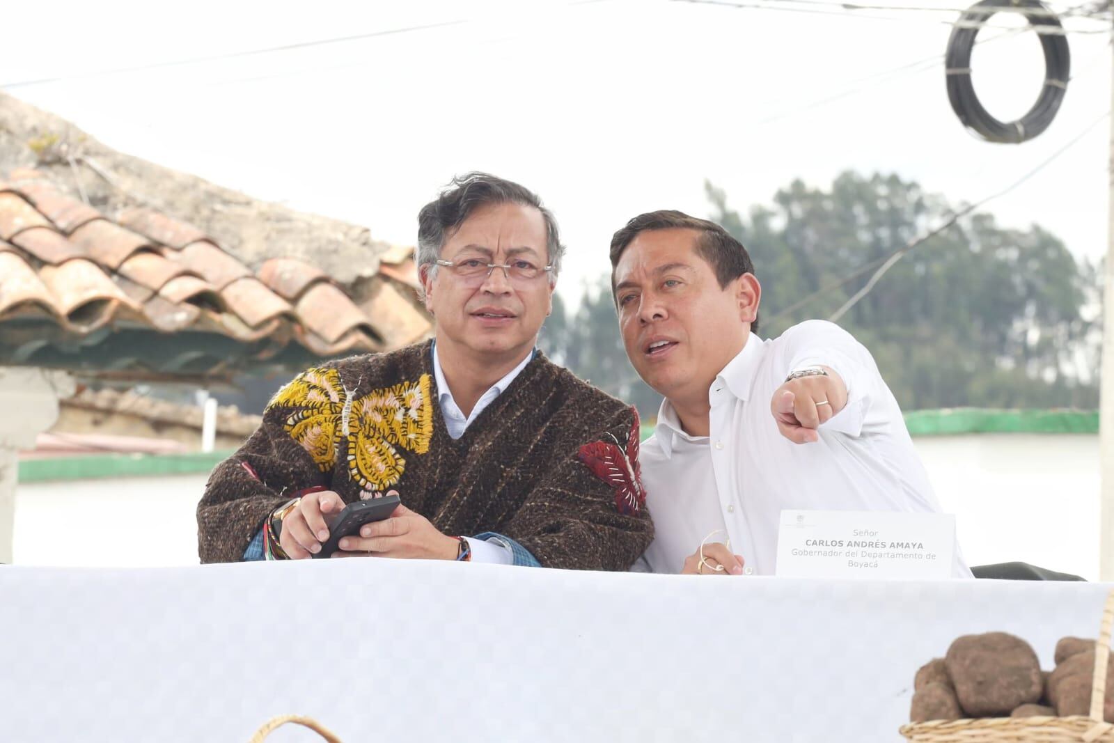 El presidente Gustavo Petro junto al gobernador de Boyacá, Carlos Andrés Amaya, durante la firma del Pacto Boyacá / Foto: Suministrada.