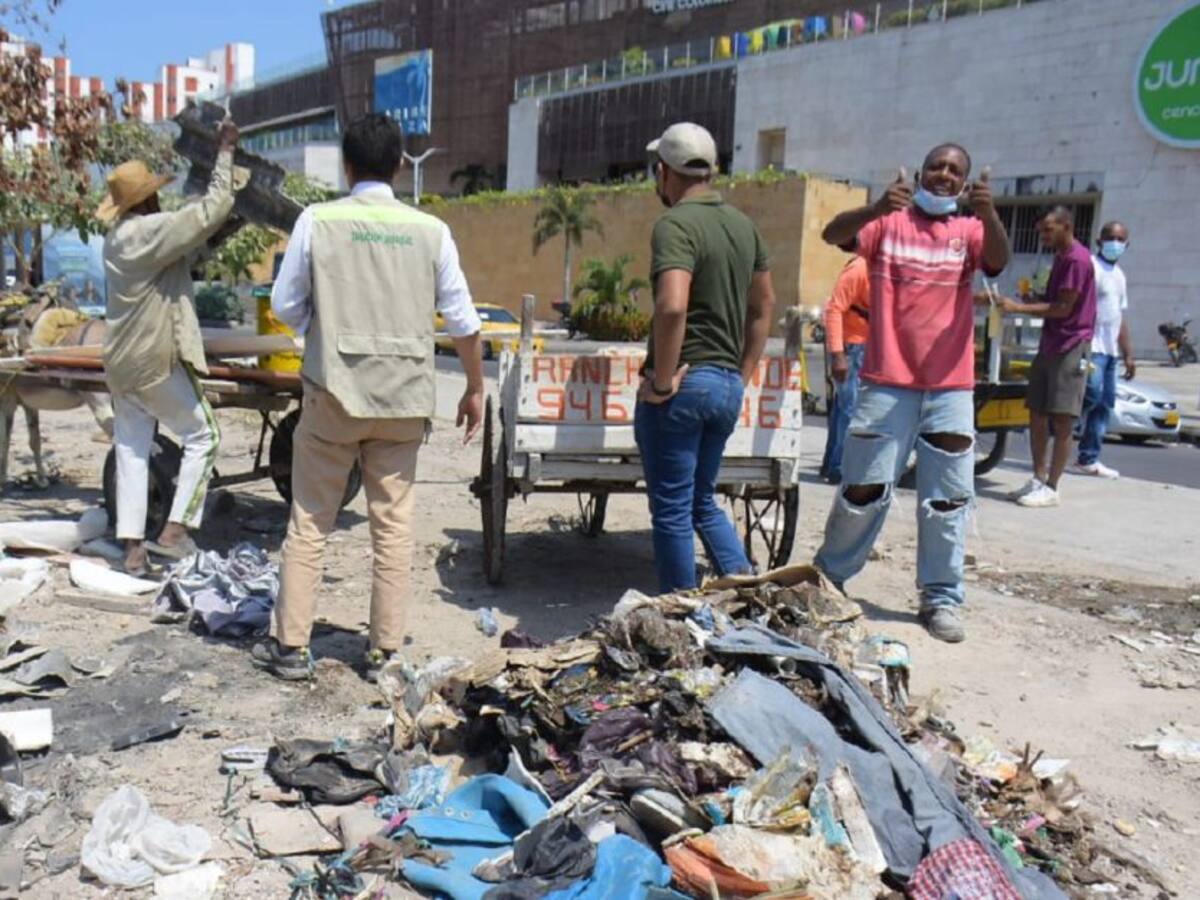 Sorprenden a varias personas arrojando escombros en un caño de Bazurto