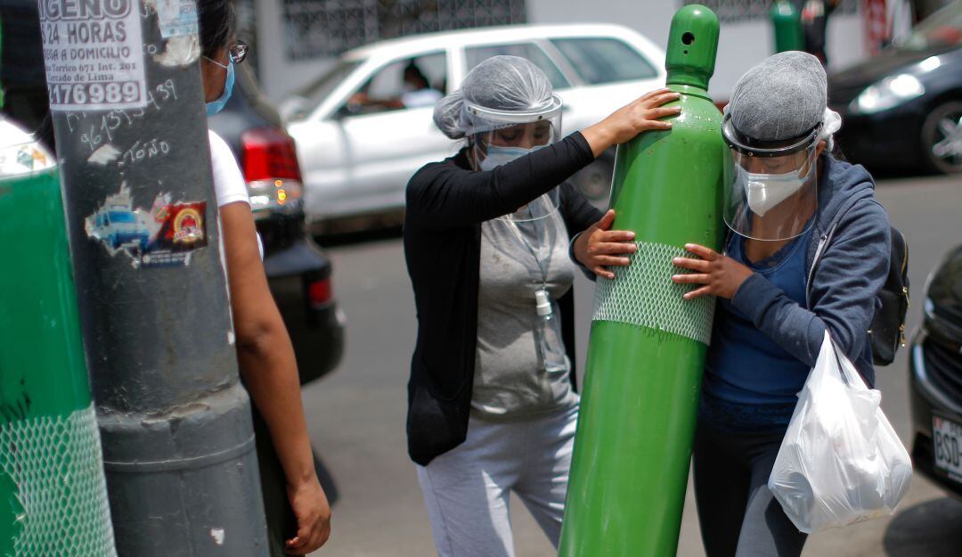 En Perú, la emergencia sanitaria se ha agravado por la falta de oxígeno para los pacientes contagiados.