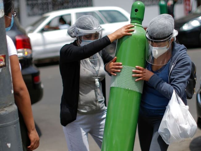 En Perú, la emergencia sanitaria se ha agravado por la falta de oxígeno para los pacientes contagiados. 