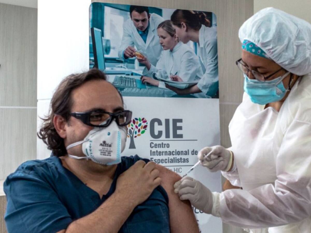Estudio determinará resultados de vacunación a médicos
