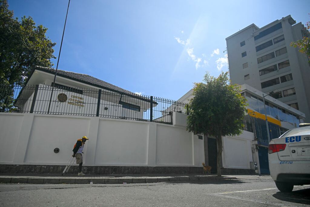 Ecuador enfrentó críticas de la ONU y de toda América Latina el sábado después de que sus fuerzas de seguridad irrumpieran en la embajada de México en Quito para arrestar al exvicepresidente Jorge Glas, acusado de corrupción. a quienes se les había concedido asilo político allí. (Foto de Rodrigo BUENDIA/AFP) (Foto de RODRIGO BUENDIA/AFP vía Getty Images)