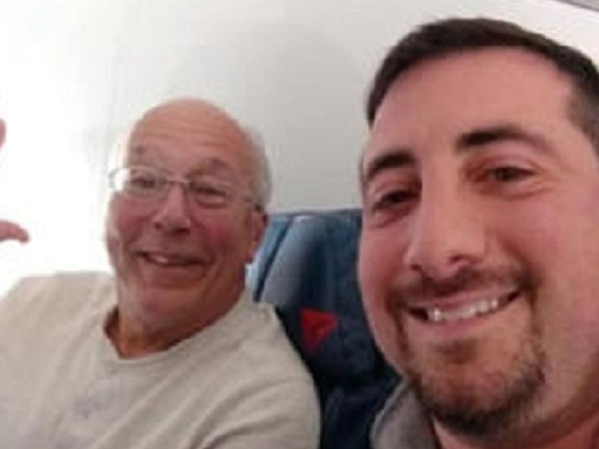 Un hombre paga seis tiquetes de avión para pasar la Noche Buena con su hija