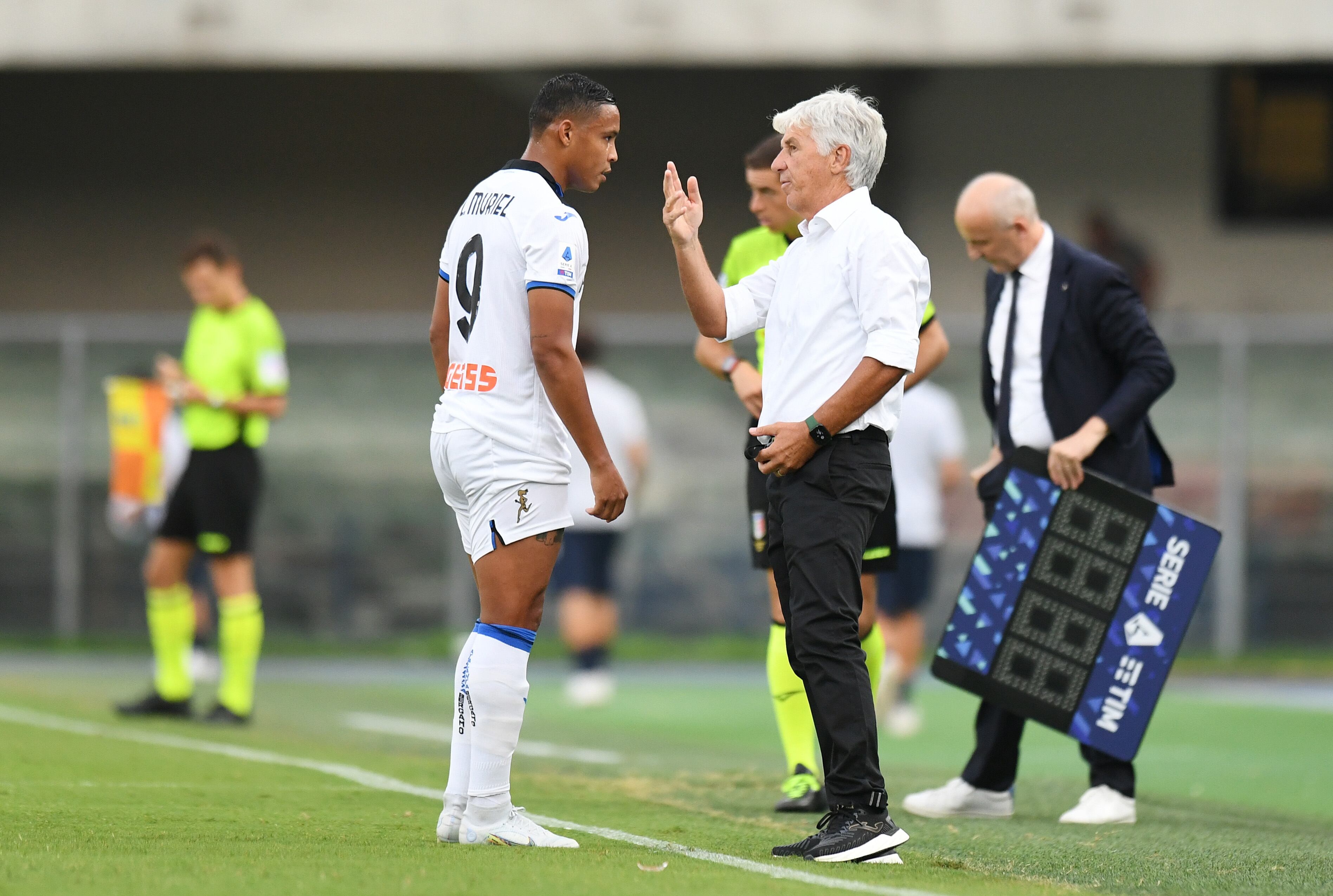 Luis Fernando Muriel recibe algunas indicaciones del técnico Gian Piero Gasperini. (Photo by Alessandro Sabattini/Getty Images)