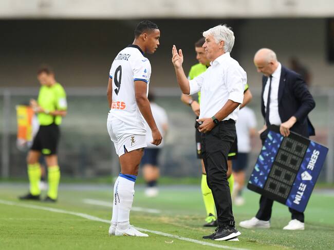 Luis Fernando Muriel recibe algunas indicaciones del técnico Gian Piero Gasperini. (Photo by Alessandro Sabattini/Getty Images)