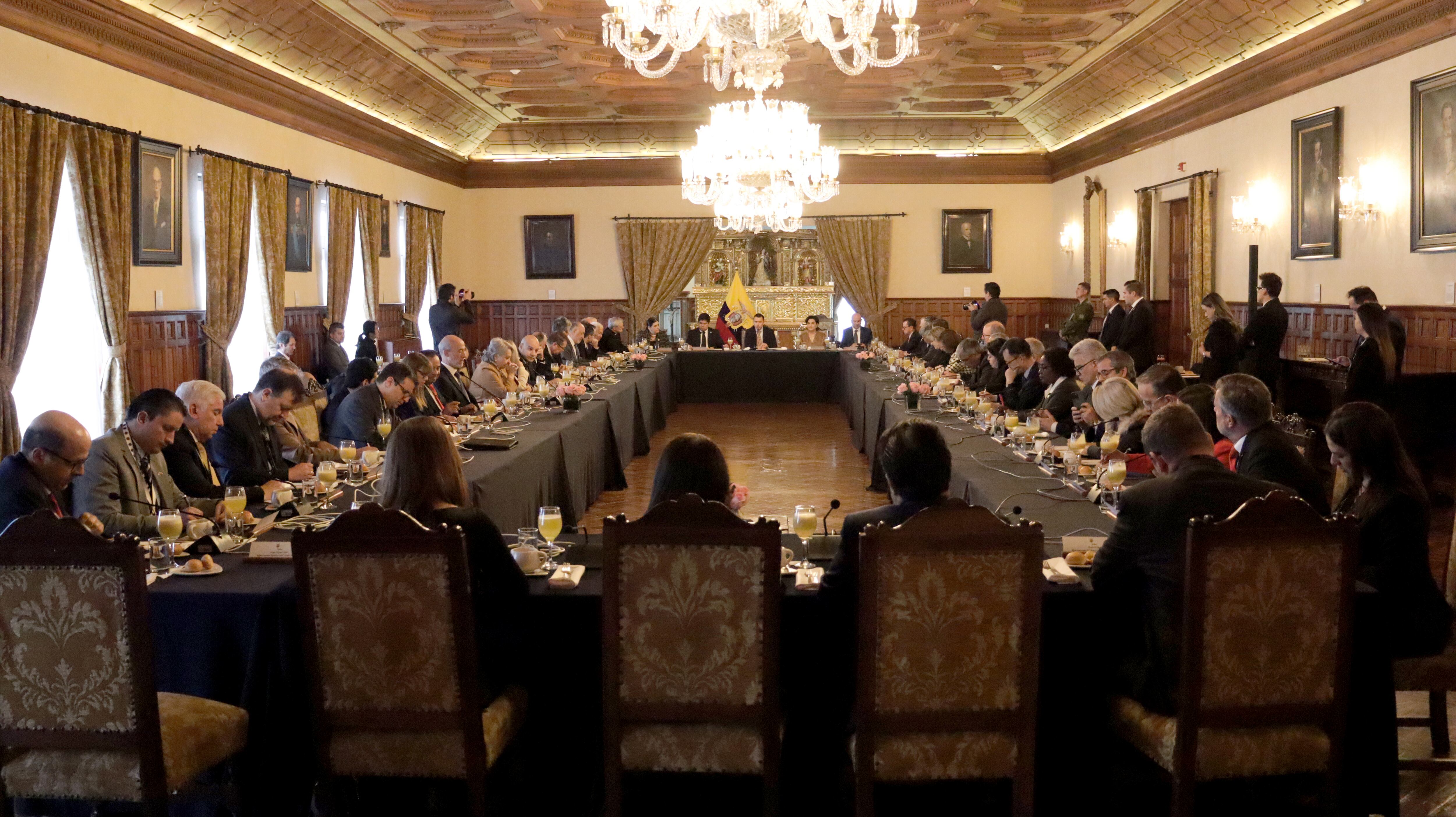 AME8405. QUITO (ECUADOR), 10/01/2024.- Mandatario Daniel Noboa (c) durante una reunión con diplomáticos en el Palacio de Carondelet, en Quito Ecuador. EFE/Presidencia de Ecuador.