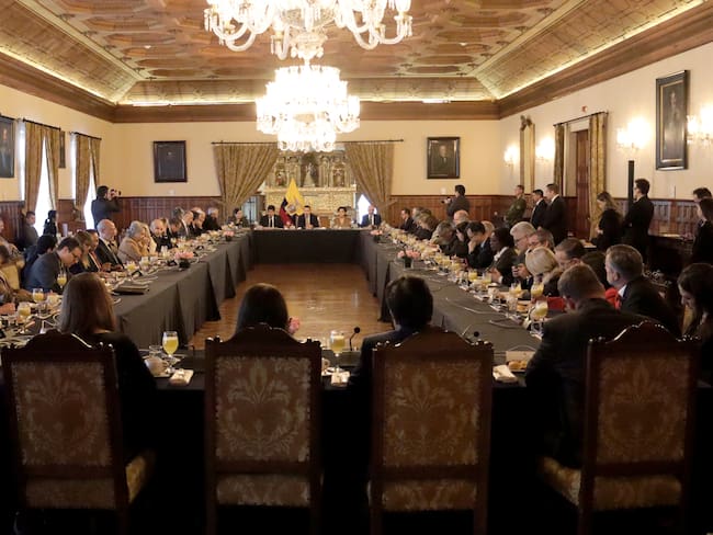 AME8405. QUITO (ECUADOR), 10/01/2024.- Mandatario Daniel Noboa (c) durante una reunión con diplomáticos en el Palacio de Carondelet, en Quito Ecuador. EFE/Presidencia de Ecuador.