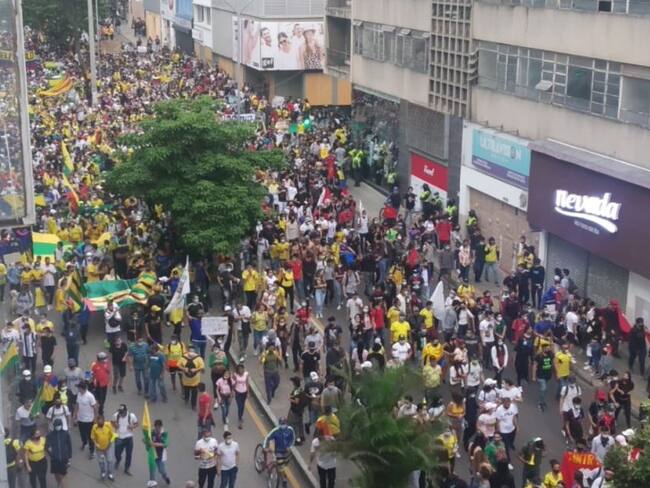 Varios heridos y negocios vandalizados dejaron las protestas