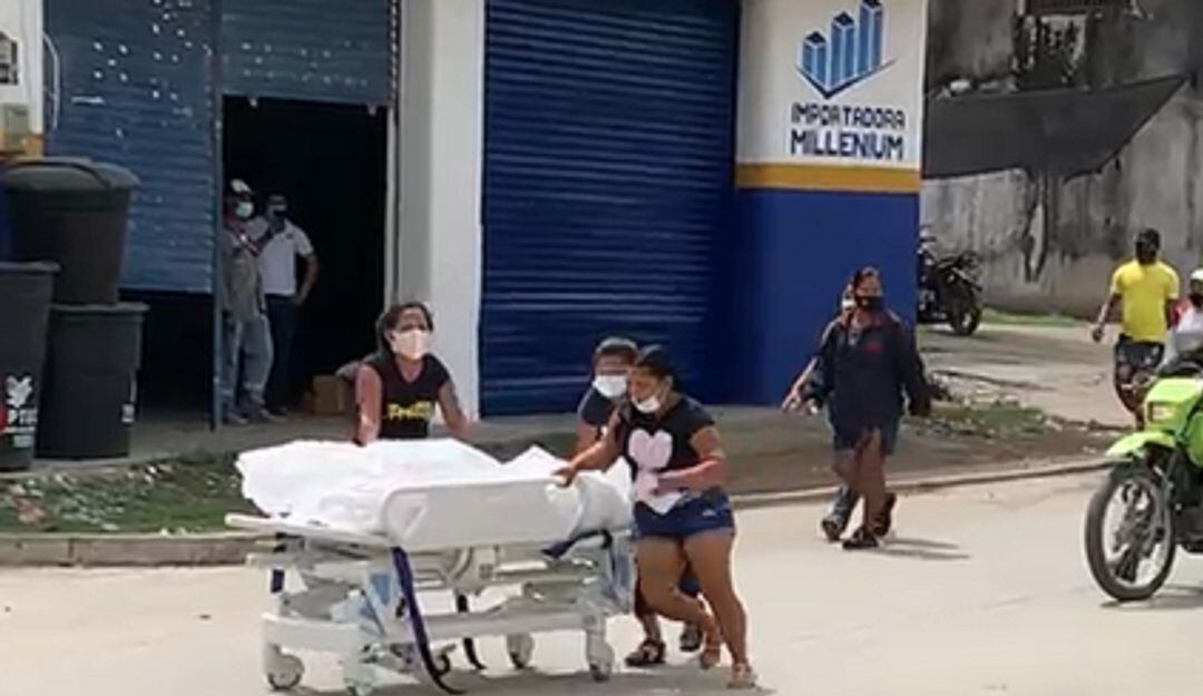 Familiares llevándose el cadáver. 