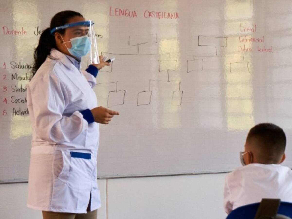 Jornada especial para vacunar profesores menores de 60 años