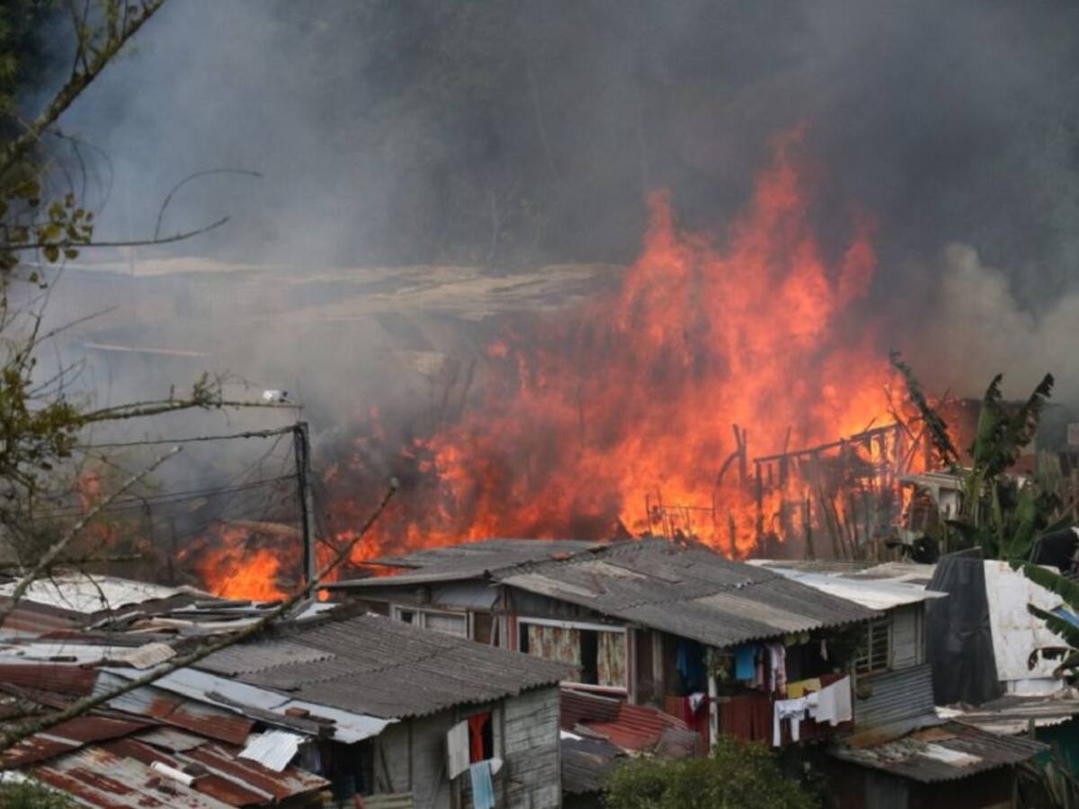 Incendio en Villamaría dejó 14 casas incineradas