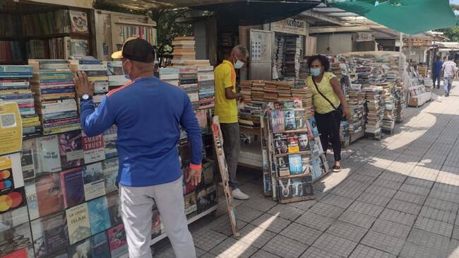 Los tradicionales comerciantes de textos, aseguran que quieren ayudarse vendiendo artesanías y el gobierno local lo impide