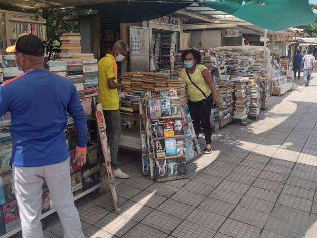 Los tradicionales comerciantes de textos, aseguran que quieren ayudarse vendiendo artesanías y el gobierno local lo impide