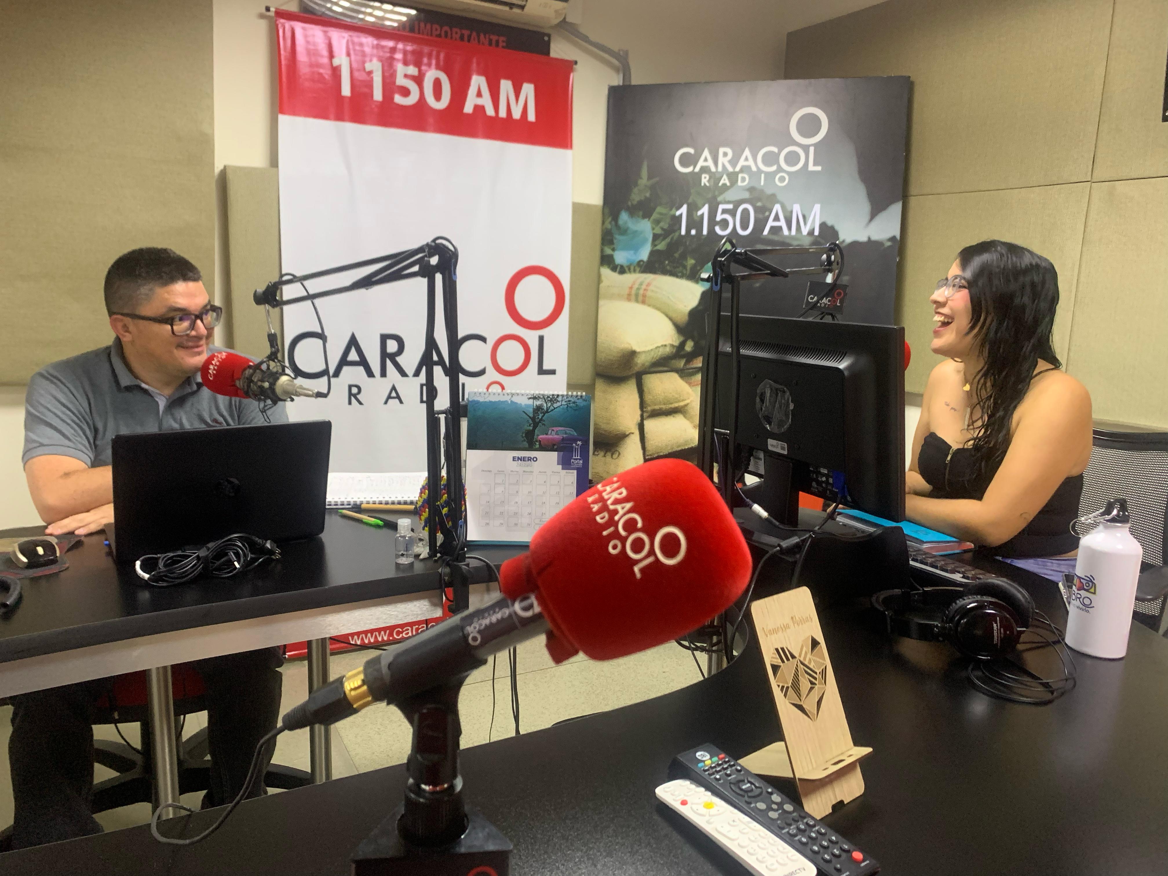Día del Periodista, Adrián Trejos y Vanessa Porras del servicio informativo de Caracol radio Armenia. Foto Caracol Radio