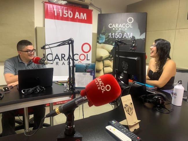 Día del Periodista, Adrián Trejos y Vanessa Porras del servicio informativo de Caracol radio Armenia. Foto Caracol Radio