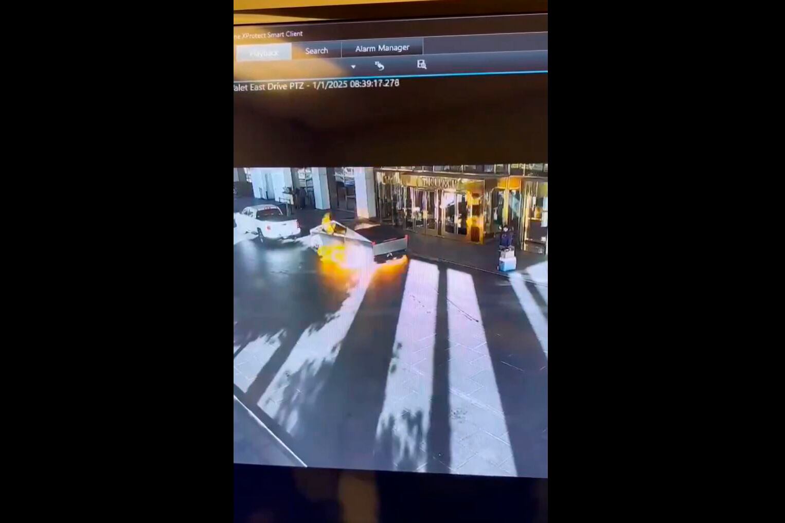 Captura de video tomada de la cuenta en X @LasVegasLocally del momento de la explosión de vehículo frente al 'Trump Hotel' este miércoles, en Las Vegas (EE.UU.)  EFE/ @LasVegasLocally