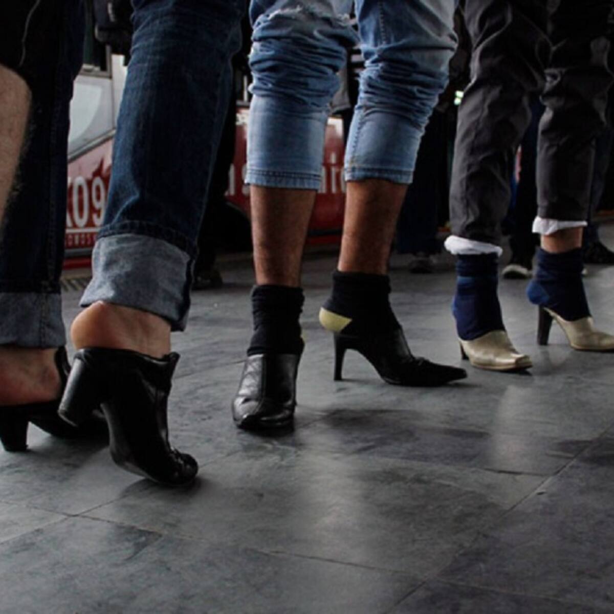 Pamplona realiza competencia de hombres en tacones por día de la mujer