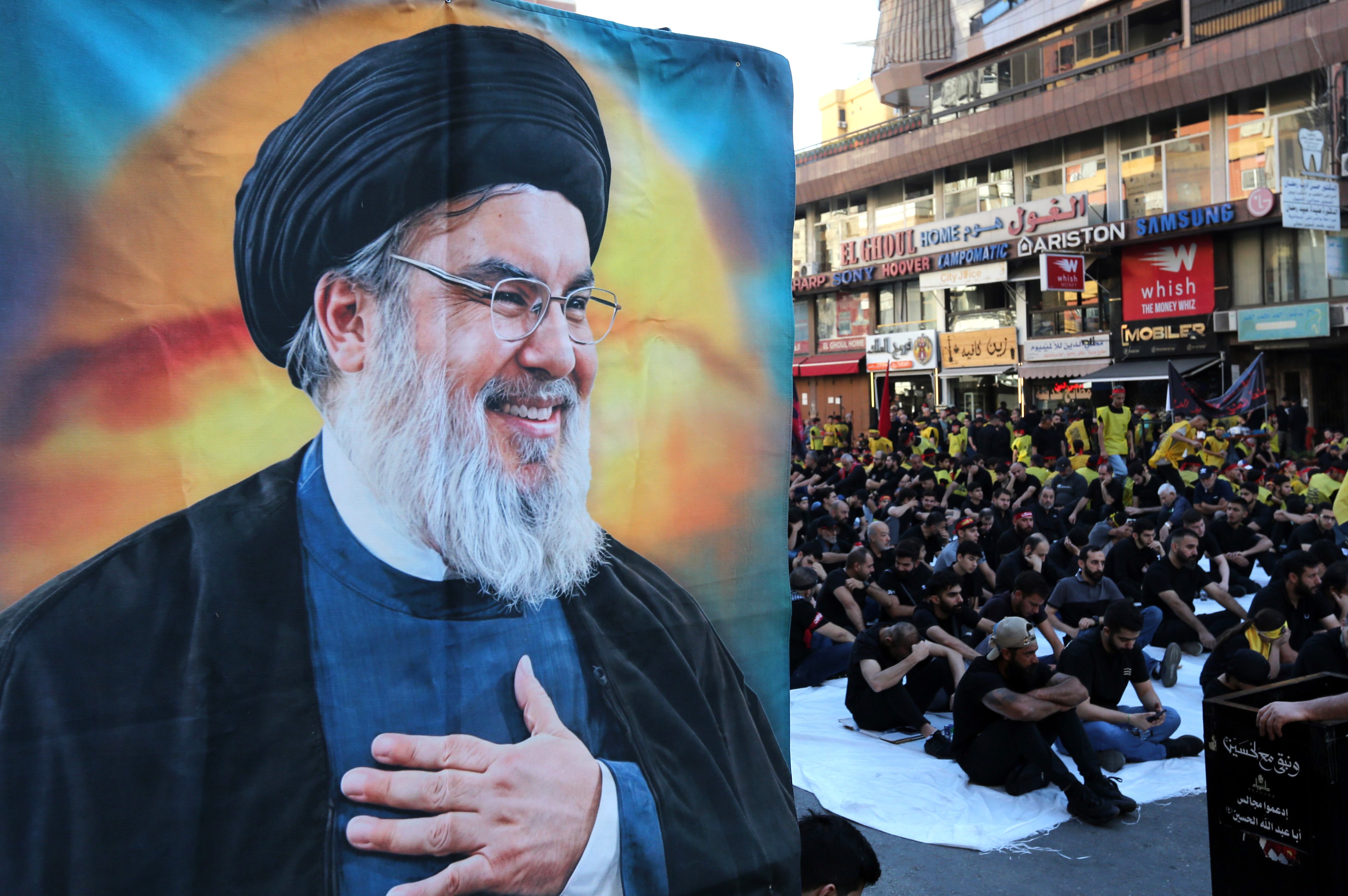 El líder del grupo chií libanés Hizbulá, Naim Qassem, aseguró que su formación está lista para mantener el acuerdo de alto el fuego con Israel, pero también para la “confrontación y defensa”, y reiteró que no aceptarán la normalización con el Estado judío.
EFE/EPA/WAEL HAMZEH
