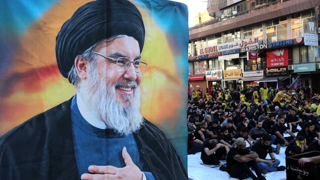 BEIRUT (Lebanon), 06/07/2025.- Hezbollah supporters gather to celebrate Ashura Day in southern Beirut, Lebanon, 06 July 2025. Shiite Muslims across the world are observing the holy month of Muharram, the first month of the Islamic calendar, which culminates with the celebration of the Ashura, commemorating the martyrdom of Imam Hussein, a grandson of the Prophet Muhammad. (Líbano, Hizbulá/Hezbolá) EFE/EPA/WAEL HAMZEH