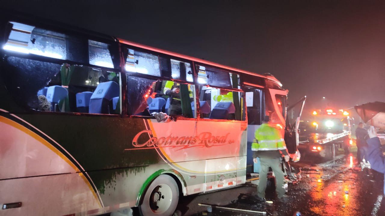 Se reporta accidente entre dos buses en la vía Bogotá - La Vega